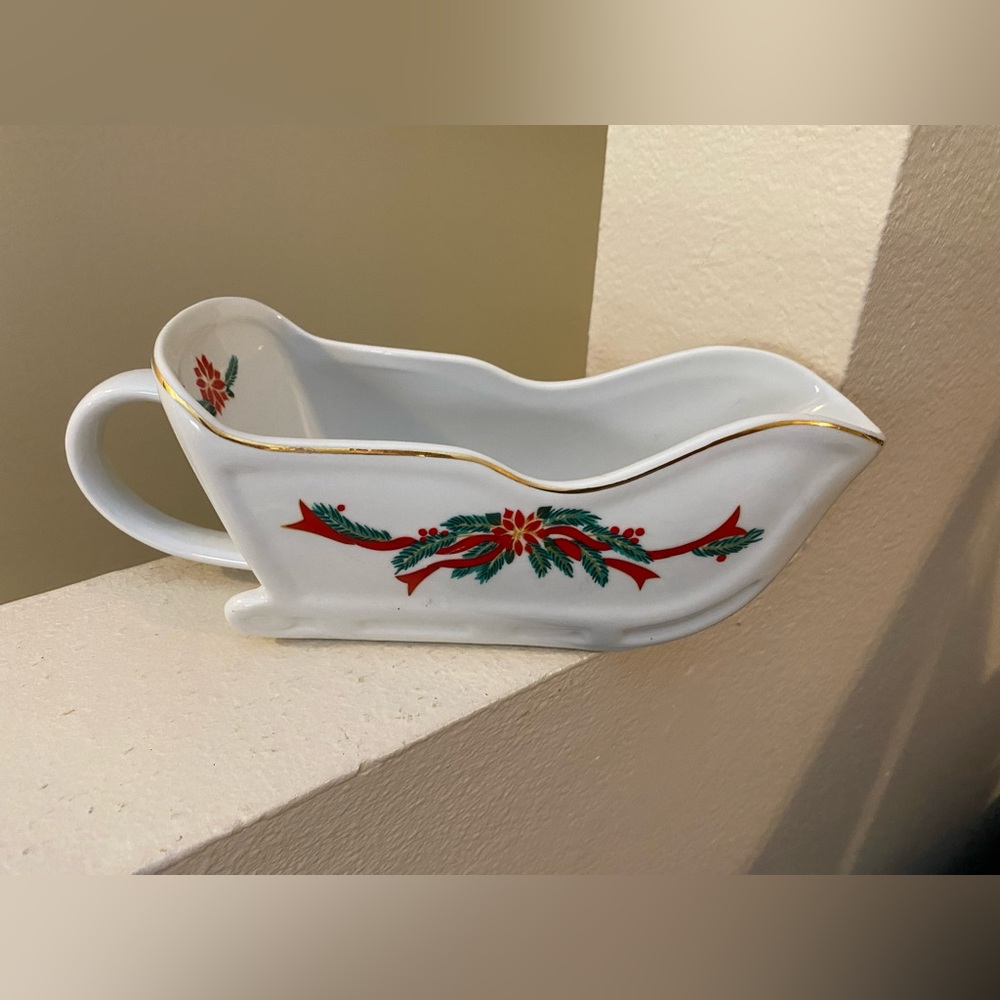 Poinsettia and Ribbons Fine China Gravy Boat. NWOT. Christmas.